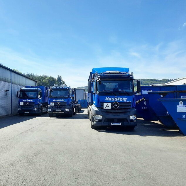 Verschiedene Lkw von Hossfeld zum Transport von Absetz- und Abrolcontainern jeder Größe