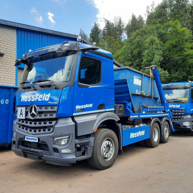 2 Transport-Lkw für Absetzcontainer von Hossfeld