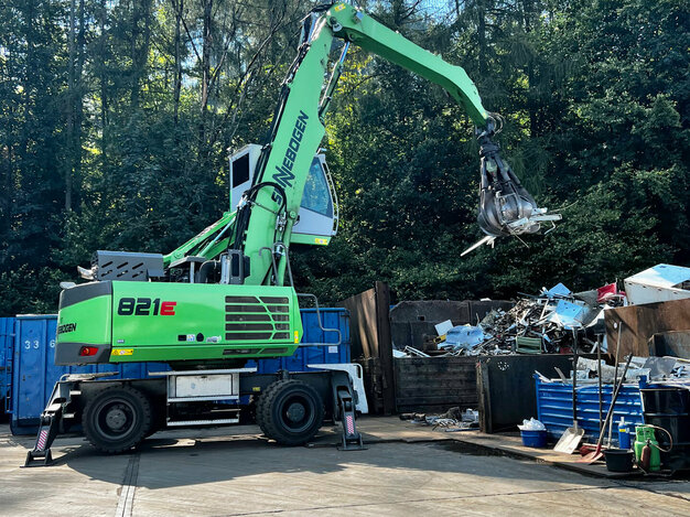 Ein Bagger mit Greifzange sortiert den angelieferten Schrott bei Hossfeld